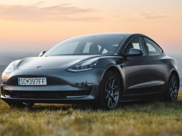 Tesla Model 3 acelera sozinho, bate e pega fogo na China