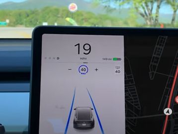 Bug: Teslas confundem logo do Burger King com placa de trânsito