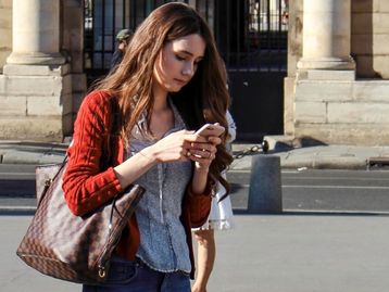 Cidade japonesa proíbe celulares durante caminhada