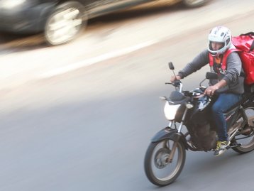 Novos projetos de lei querem garantir direitos a entregadores