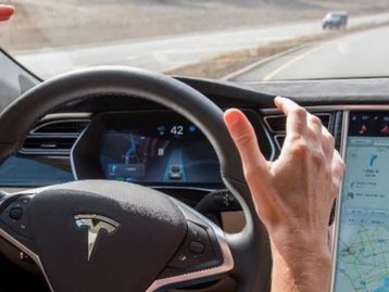 Autopilot da Tesla salva motorista de 'pneu voador' [Vídeo]
