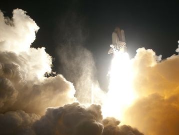 Força Espacial dos EUA lança 4 satélites secretos nesta quarta-feira (15)
