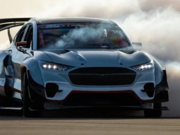 Ford Mustang Mach-E ganha versão com 7 motores elétricos
