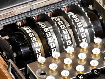 Máquina de criptografia de 1944 é vendida por mais de R$ 2 milhões