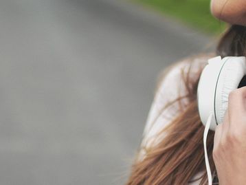 Supra-auricular ou circo-auricular: qual o melhor fone de ouvido?