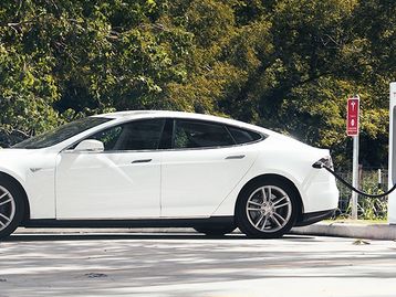Elon Musk oferece tecnologia da Tesla aos concorrentes alemães