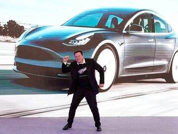 Chave do carro no pulso? Tesla trabalha em smartwatch próprio