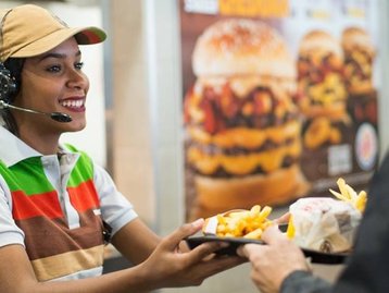 Burger King implementa assistente de IA da IBM para colaboradores