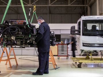 Volkswagen começa a fabricar novo caminhão elétrico no Brasil