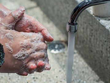 Crianças espalham covid-19 desenfreadamente, diz estudo