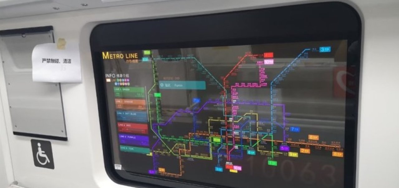 Telas transparentes da LG começam a ser usadas em metrôs na China