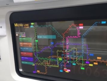 Telas transparentes da LG começam a ser usadas em metrôs na China