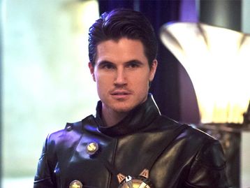 Robbie Amell se diz aberto para voltar ao Arrowverse como Firestorm