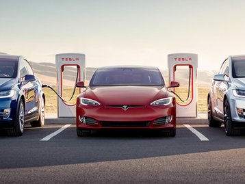 Bug: carros de outras marcas usam carregadores da Tesla de graça