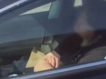 Motorista dorme em Tesla a 150 km/h e acaba preso