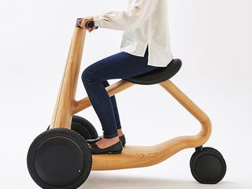 Scooter elétrica feita em madeira é ideal para idosos