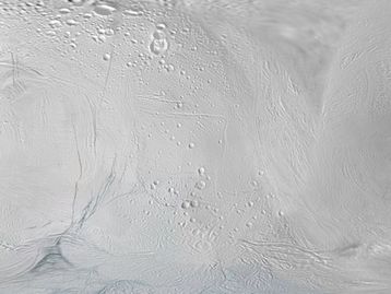 NASA descobre evidências de gelo fresco no polo norte de Encélado
