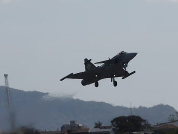 Caça Gripen F-39E, da FAB, faz seu primeiro voo no Brasil