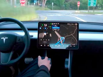 Autopilot da Tesla ganha atualização para passar no sinal verde