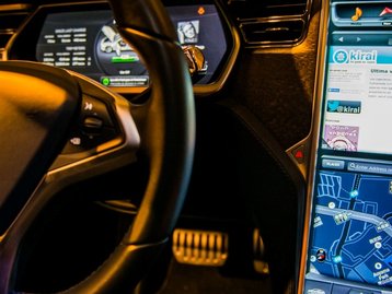 Câmeras do Tesla Model 3 monitoram atividade do motorista