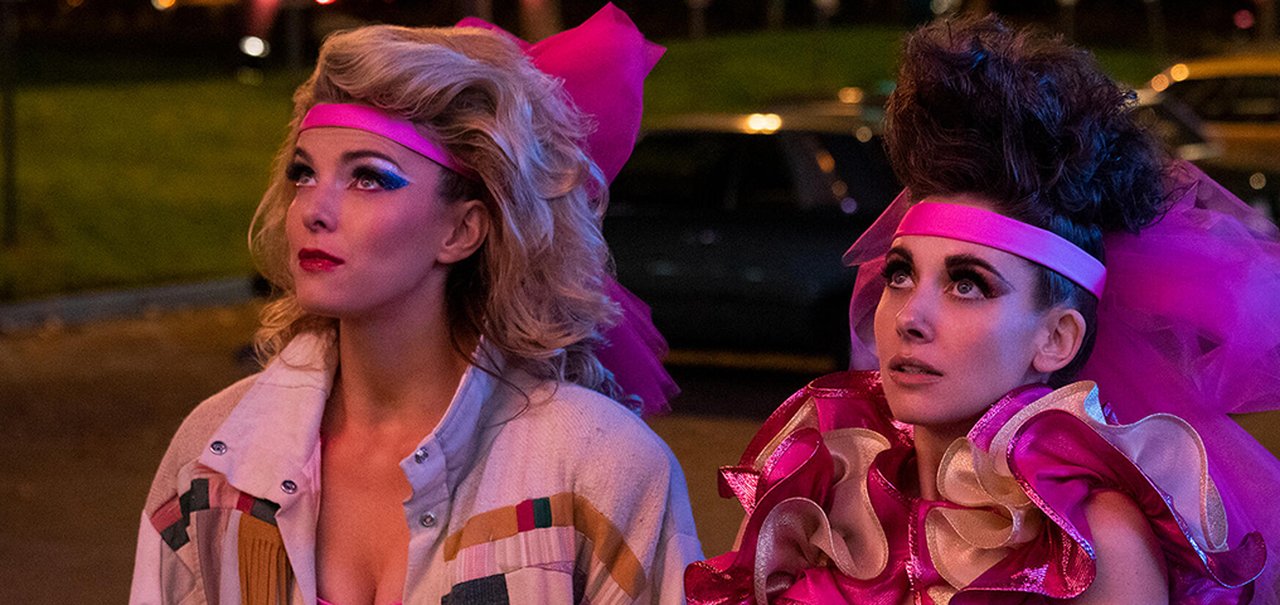 Elenco de GLOW se despede da série, mas pede por filme para fechar saga