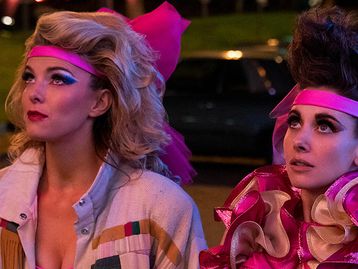 Elenco de GLOW se despede da série, mas pede por filme para fechar saga