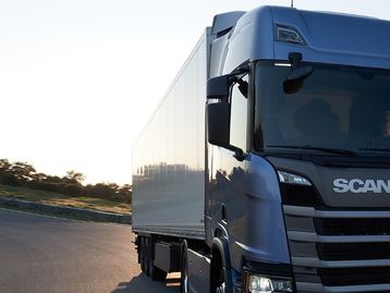 Scania testa caminhão movido a energia solar