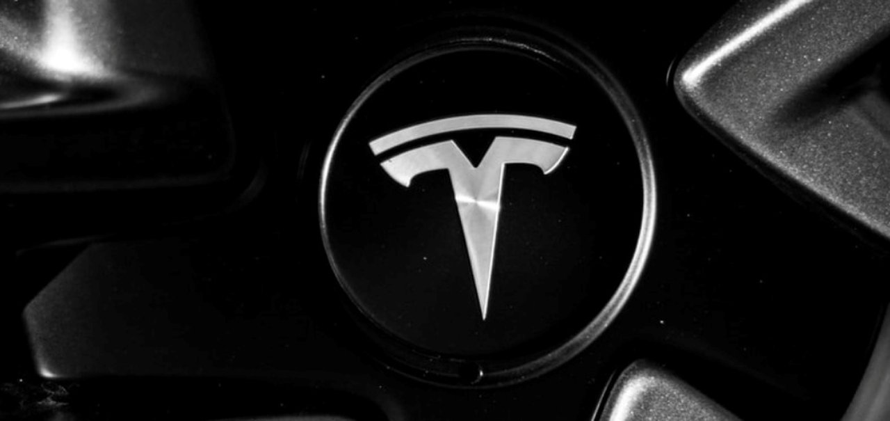 Elon Musk cita 'ônibus elétrico' da Tesla, mas deleta tweet