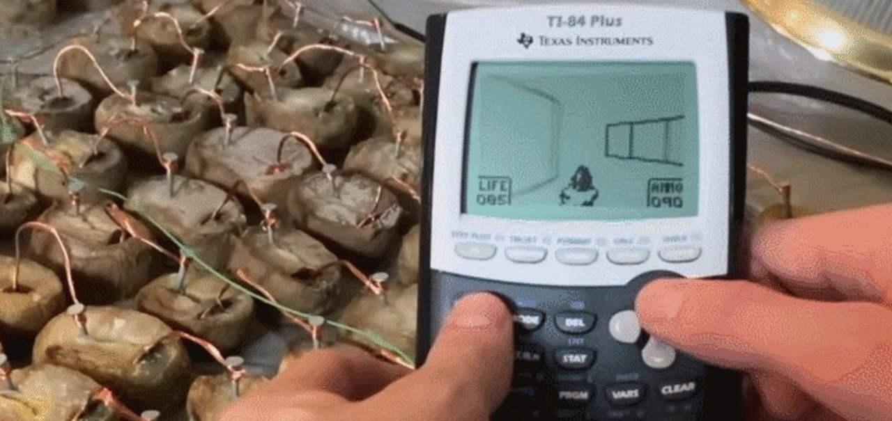 Youtuber roda DOOM em calculadora usando apenas energia de batatas