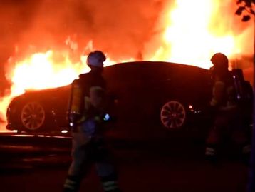 Loja da Tesla é atingida por possível incêndio criminoso