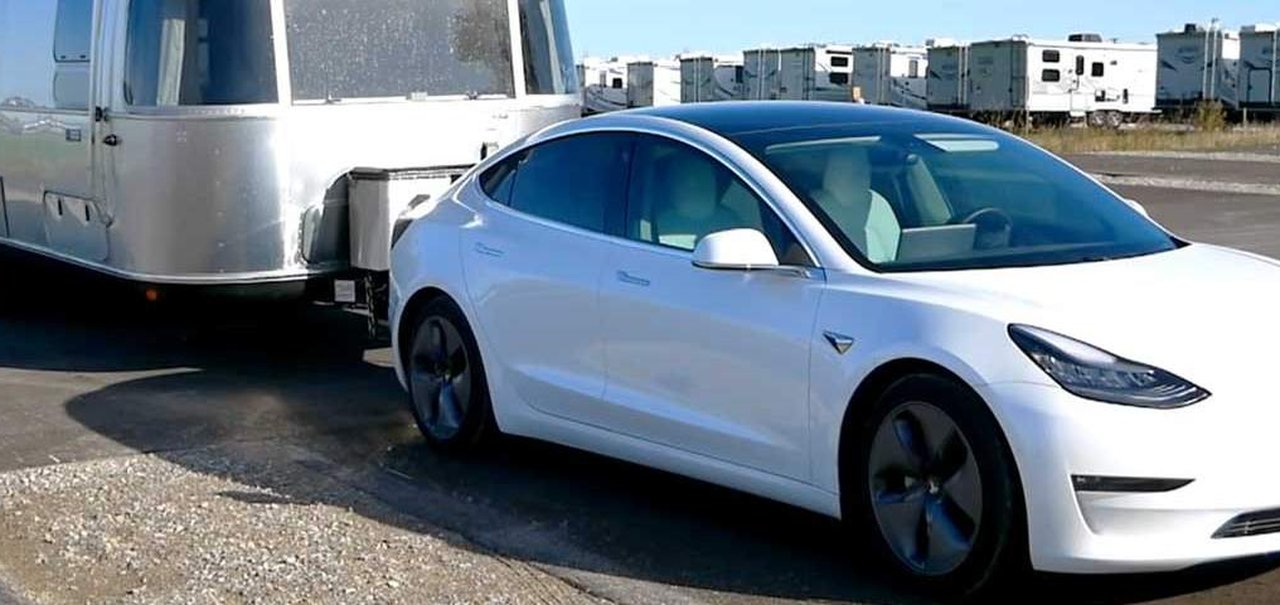 Tesla Model 3 consegue puxar trailer de 2,7 toneladas 