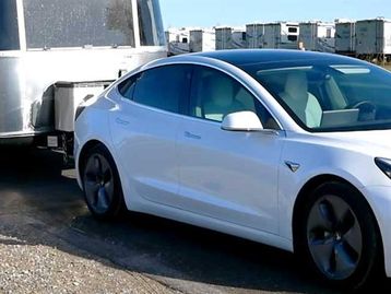 Tesla Model 3 consegue puxar trailer de 2,7 toneladas 