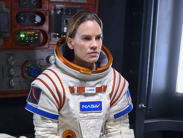 Away: Netflix cancela série espacial estrelada por Hilary Swank