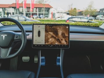 Vídeos mostram o Tesla Autopilot 100% autônomo funcionando; veja
