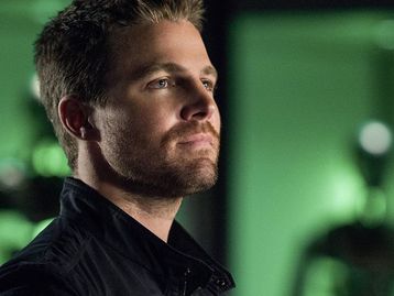 Stephen Amell lesiona as costas durante gravações da série Heels