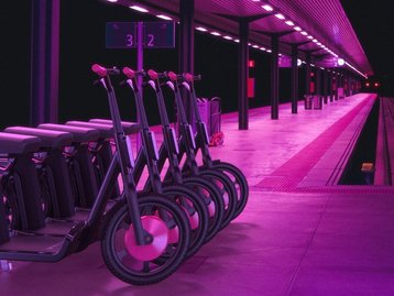 Moto elétrica ideal tem que ter assento, bagageiro e ser acessível
