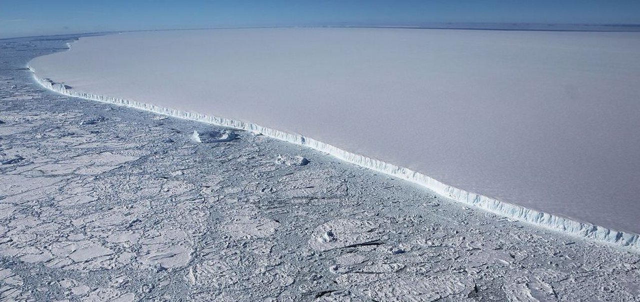 Maior iceberg do mundo pode devastar colônias de pinguins e focas