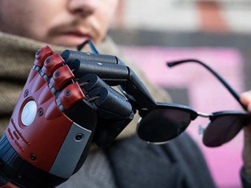 Rapaz recebe prótese inspirada no braço biônico de Metal Gear Solid