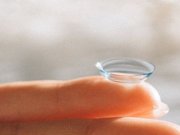 Robô coloca e retira lentes de contato dos olhos das pessoas