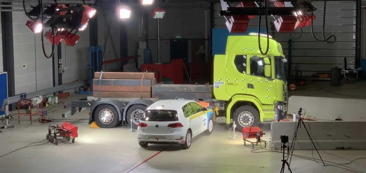 Scania testa resistência das baterias de seu caminhão elétrico [vídeo]