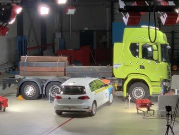 Scania testa resistência das baterias de seu caminhão elétrico [vídeo]