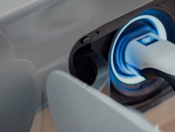 Carros híbridos plug-in poluem mais que o anunciado, diz estudo