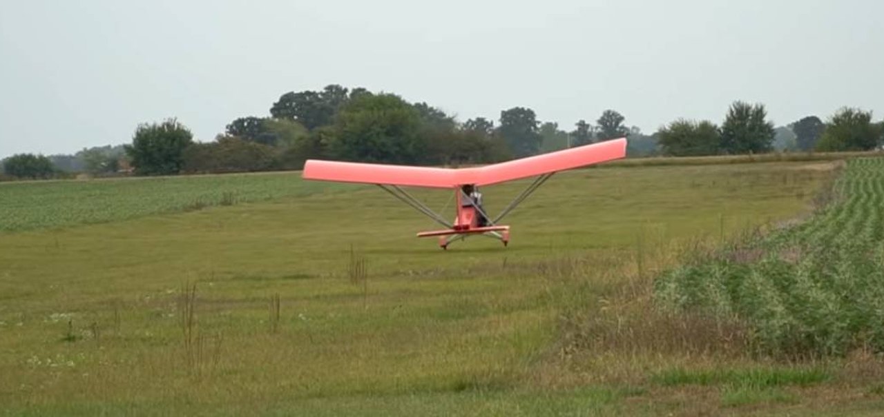 Youtuber constrói avião elétrico do zero e voa com sua criação [vídeo]