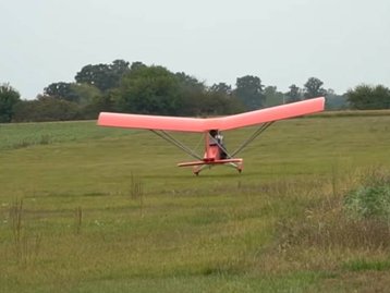 Youtuber constrói avião elétrico do zero e voa com sua criação [vídeo]
