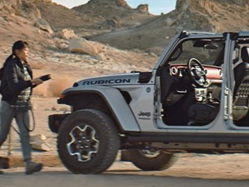 Monólito de Utah vira carregador para Jeep híbrido em anúncio