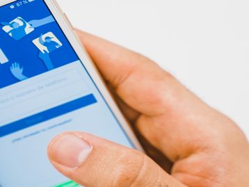 Apple critica Facebook e diz defender privacidade dos usuários
