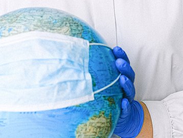 Homem com sintomas de COVID-19 desmaia em voo lotado