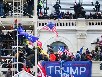 Twitter desbloqueia Trump após incitação de violência nos EUA
