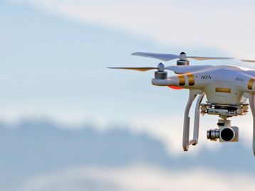 Homem é preso após atingir helicóptero da policia com drone