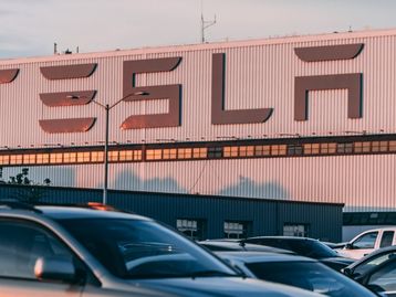 Autopilot da Tesla reduz 7 vezes as chances de acidentes
